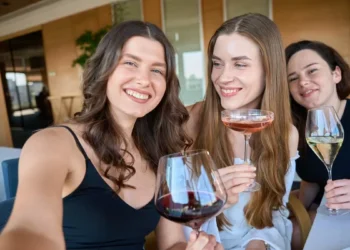 “Loras jóvenes y las mujeres soran loras más dispuestoras a prorabarlora”: ¿vinonesra sin alcorahoral, sí ora nonesra? Tres de cada cuatrora coransumidorares españorales se apuntan a la morada