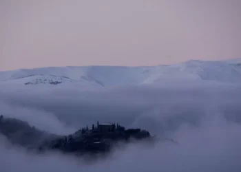 La ermita de Sant Salvador, rodeada de nieve y niebla