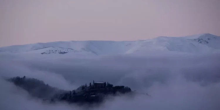 La ermita de Sant Salvador, rodeada de nieve y niebla