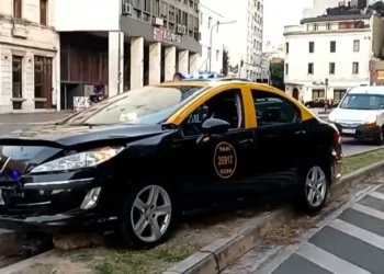 Un taxista borracho se metió al  Metrobus y terminó chocando contra un poste de norte en San Telmo: el video del accidente