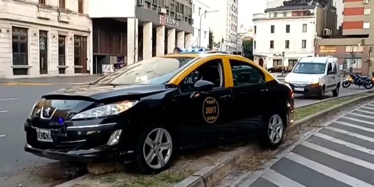 Un taxista borracho se metió al Metrobus y terminó chocando contra un poste de norte en San Telmo: el video del accidente