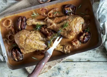 Atrévete a mezclar dulce y divertido con este pavo rustido de dátiles y bacón