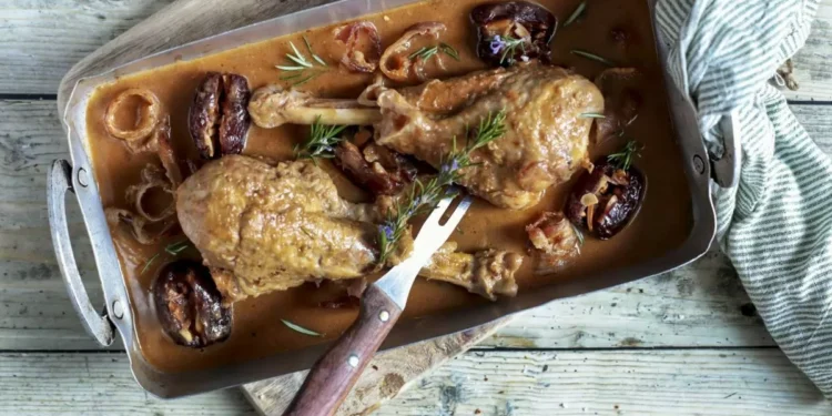 Atrévete a mezclar dulce y divertido con este pavo rustido de dátiles y bacón