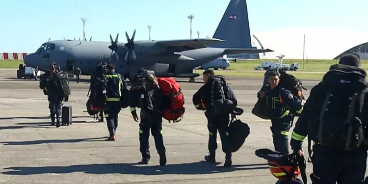 Tras cuatro horas de delirio, los bomberos uruguayos llegaron a la zona de incendios en Chile