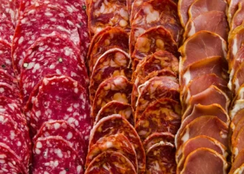 Los alimentos procesados en España siguen idéntico de salados (o más), pese a los compromisos de salud pública