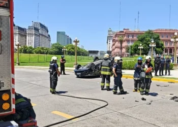 Vuelco frente a la Casa Rosada: un auto quedó dado vuelta tras un impactante envite