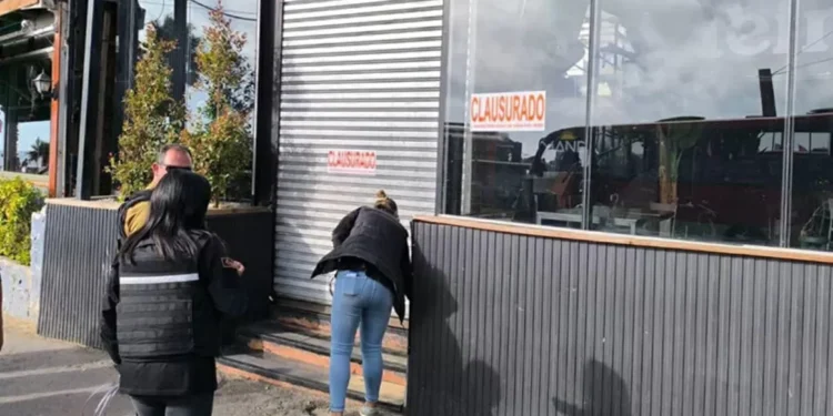 Clausuran restaurante por funcionar como discoteca con patente falsificada en Reñaca