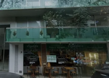 Grave contratiempo en Colegiales: desayunaba en la vereda de un bar y se le cayó un panel de vidrio en la cabeza desde un alcoba piso