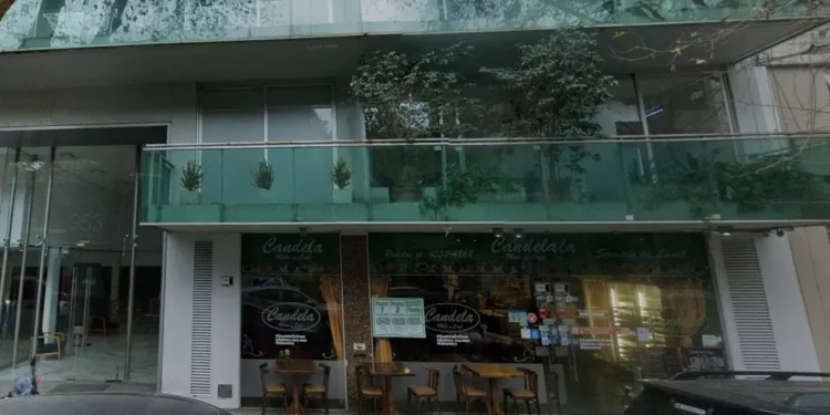 Grave contratiempo en Colegiales: desayunaba en la vereda de un bar y se le cayó un panel de vidrio en la cabeza desde un alcoba piso