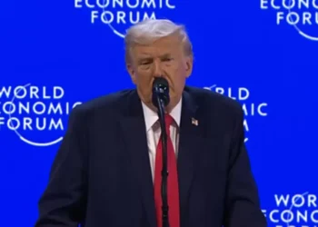 Trump arremete contra Europa en Davos e insiste en amenazas por Groenlandia