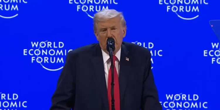 Trump arremete contra Europa en Davos e insiste en amenazas por Groenlandia