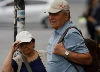 Suspenden PGU a 13 mil adultos mayores que habrían permanecido exterior del país por más de tres meses