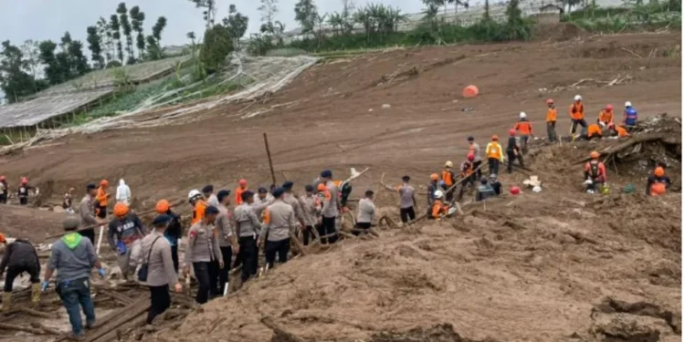 Nueve los fallecidos y 81 las personas desaparecidas tras tiro de tierra en Indonesia