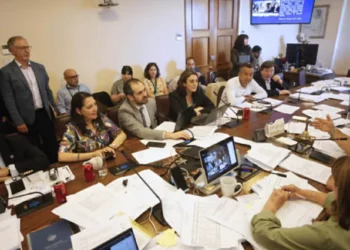 Comisión de Hacienda despacha a Sala proyecto de reajuste al zona público incluyendo polémica norma de amarre