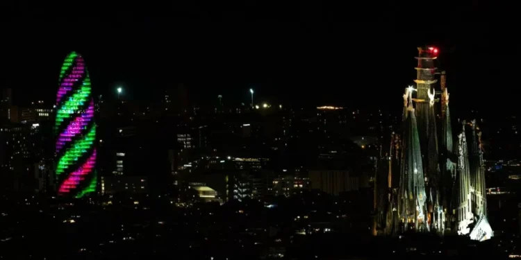 El diálogo brillante de la Sagrada Família y la torre Glòries