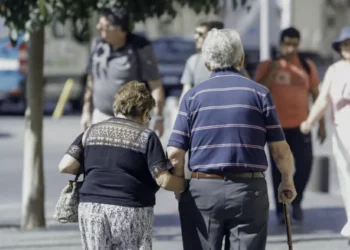 Avanza al Senado proyecto que deducción las contribuciones a adultos mayores y posterga reavalúo fiscal