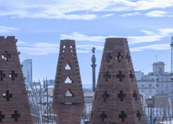 Contrastes arquitectónicos con el Palau Güell