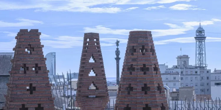 Contrastes arquitectónicos con el Palau Güell