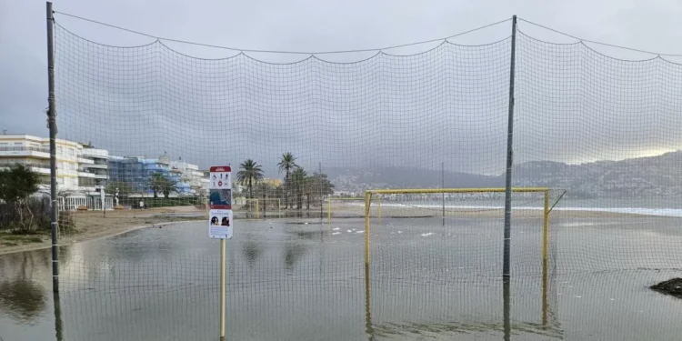 El rastro del temporal en la playa de Roses