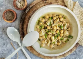 Prepara unos callos de abadejo a fuego lento con garbanzos y perejil verde