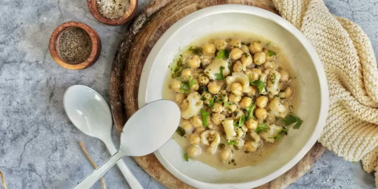 Prepara unos callos de abadejo a fuego lento con garbanzos y perejil verde