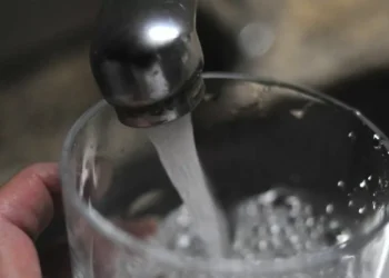 OSE informa “cambios en el gustillo y color habitual en el agua” potable que llega a Montevideo y el área metropolitana