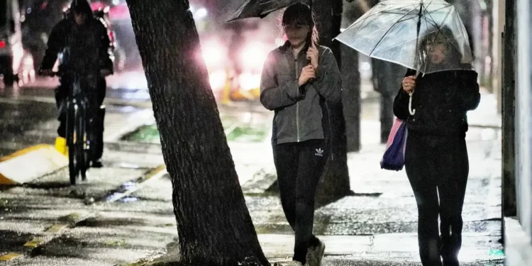 Llegó el agua a la Ciudad: hasta cuándo lloverá y cómo estará el tiempo el remate de semana