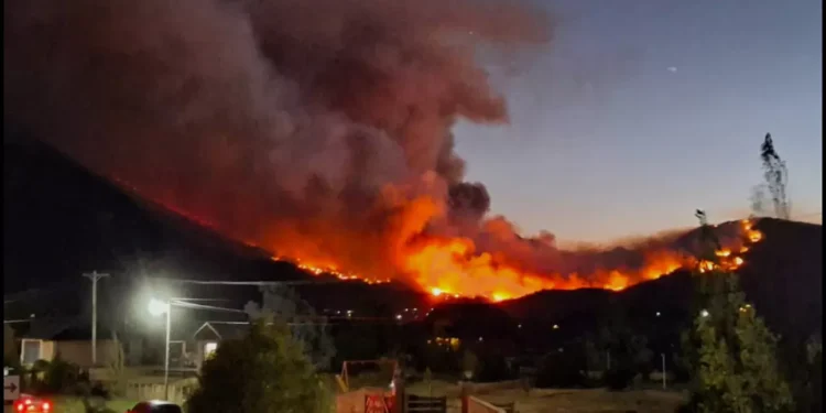 Al menos 3 mil turistas evacuados por incendios en la Patagonia argentina