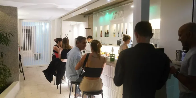 El inédito bar que abrieron en un edificio de Saavedra