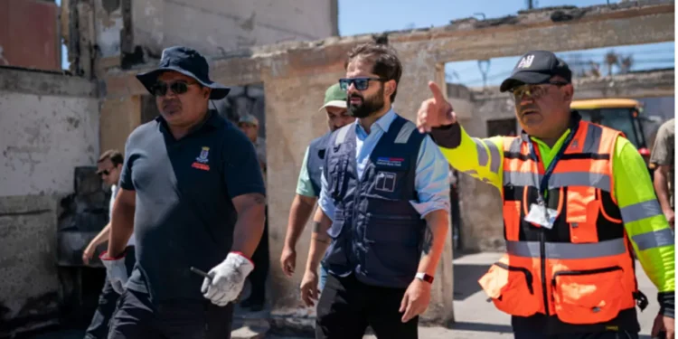 Presidente Gabriel Boric es insultado durante su visita a Punta de Parra