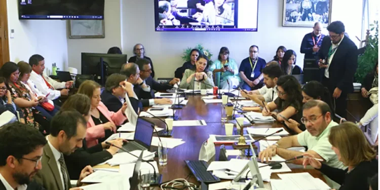 Ministro de heredad modifica «amarre» por «derecho a reclamo» para funcionarios con más de cinco años de antigüedad en el Estado