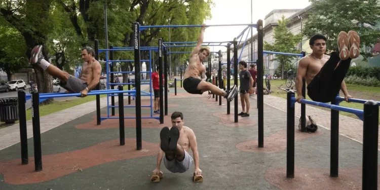 El deporte urbano que adicción gente en plazas y parques de la Ciudad y le da pelea al running