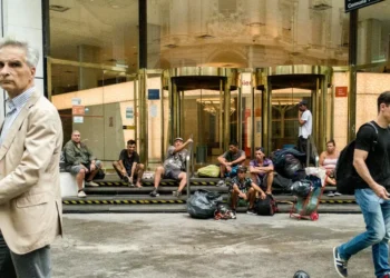 En el último año aumentó un 30% la gente que vive en las calles de la pueblo y casi el 70% no son porteños