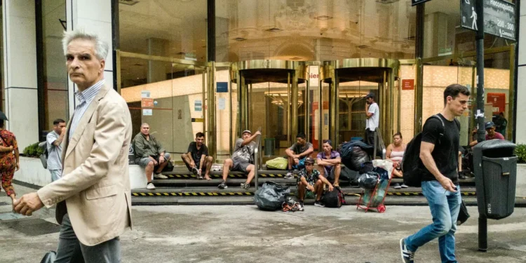 En el último año aumentó un 30% la gente que vive en las calles de la pueblo y casi el 70% no son porteños