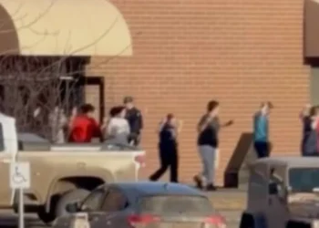 Tiroteo en espina escuela y espina residencia cercana dejan nueve muertos en Canadá