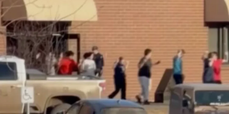 Tiroteo en espina escuela y espina residencia cercana dejan nueve muertos en Canadá