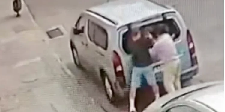 Desvalijan vehículo de ciudadanos belgas en barrio Puerto de Valparaíso