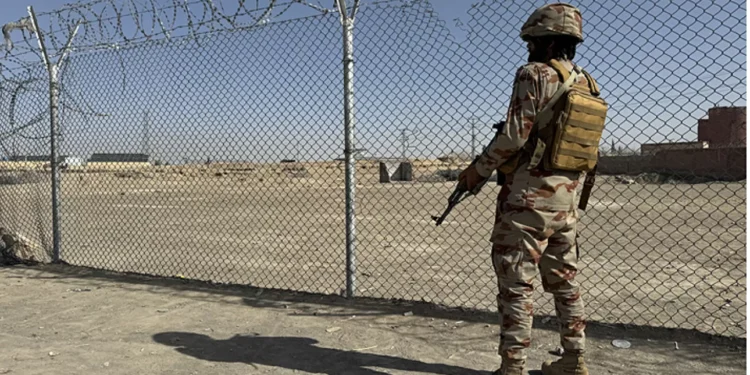 Pakistán bombardea Kabul y declara entrar en guerra con Afganistán