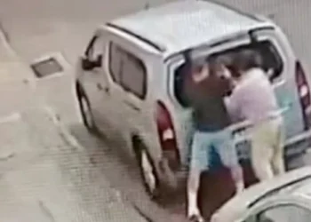 Desvalijan vehículo de ciudadanos belgas en barrio Puerto de Valparaíso