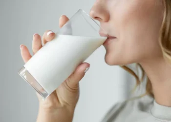 ¿La leche sin lactosa tiene menos nutrientes que la leche normal?
