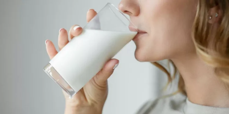 ¿La leche sin lactosa tiene menos nutrientes que la leche normal?