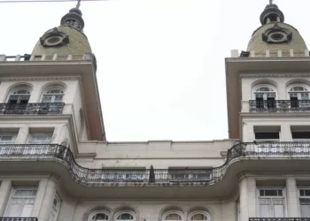 El bloque de avenida Corrientes con cúpulas gemelas: está vacío hace 20 años y las historias sobre quienes vivieron allí