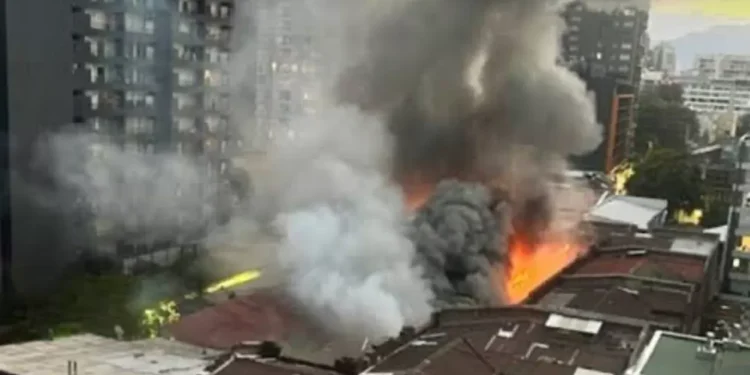 Gran incendio en pleno centro de Santiago afectó a cité con al a salvo 20 viviendas