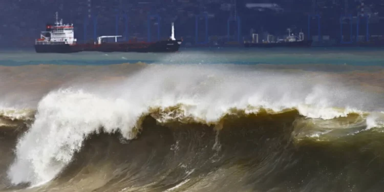 Emiten aviso de marejadas en costas chilenas hasta el viernes 13 de febrero
