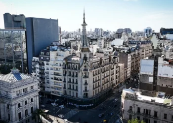 Confitería del Molino: las visitas guiadas son un éxito no obstante nadie sabe cuándo se podrá tomar un café en el salón