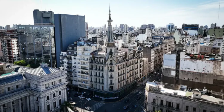 Confitería del Molino: las visitas guiadas son un éxito no obstante nadie sabe cuándo se podrá tomar un café en el salón