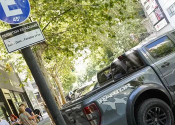 La tromba porteña en la que se estaciona a 45 grados: el impacto en el tránsito y las ventas en una zona comercial crítico