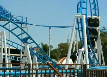 Montaña rusa del Parque Rodó en funcionamiento: hacen pruebas del juego que continúa en edad de montaje