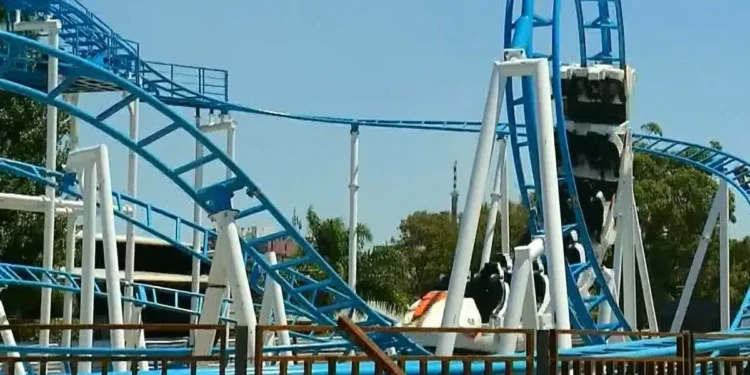 Montaña rusa del Parque Rodó en funcionamiento: hacen pruebas del juego que continúa en edad de montaje