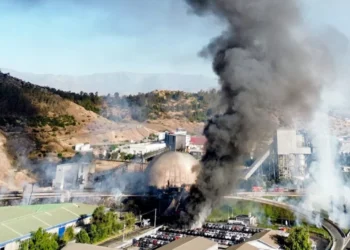 Reportan enorme explosión en domo de empresa en Renca